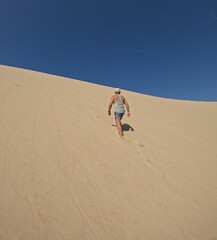 Subiendo la gran duna