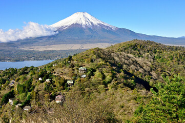 道志山塊の平尾山山頂より望む富士山と大平山と山中湖