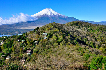 道志山塊の平尾山より望む富士山と大平山
