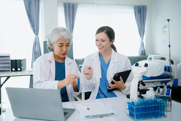 Obraz premium Medical team having a meeting with doctors. Young scientists conducting research investigations in a medical laboratory, a researcher.