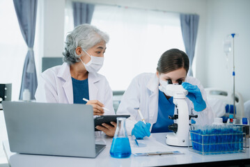 Obraz premium Medical team having a meeting with doctors. Young scientists conducting research investigations in a medical laboratory, a researcher.