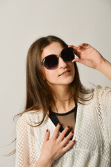 frau jung cool urlaub sonne sommer sonnenbrille uvlicht solarium geniessend gute laune portrait...