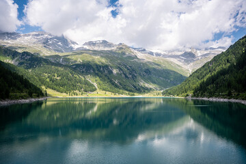 Fototapeta na wymiar Spiegelung des Neves-Stausee in Südtirol