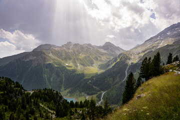 Blick auf die Berge um den Neves-Stausee in Südtirol