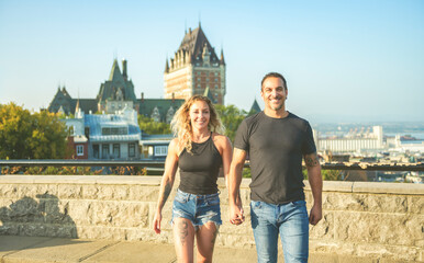 Obraz premium Quebec summer travel tourists couple in front of Frontenac Chateau, Old Quebec.