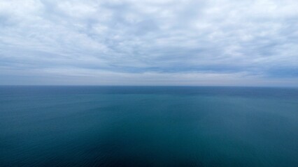 Obraz premium Scenic view of Lake Michigan on a cloudy day