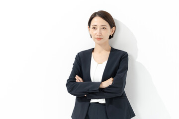 腕組みをする笑顔のビジネスウーマン