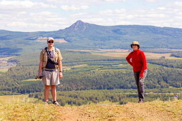 Obraz premium man and woman Tourists on a picnic on the ridge of the Ural Mountains on a summer sunny day