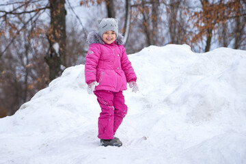 Fototapeta na wymiar Little girl outdoor during winter