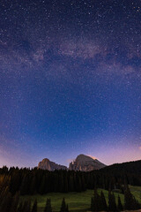 foto notturna da Saltria. sullo sfondo il Sassolungo e il Sassopiatto