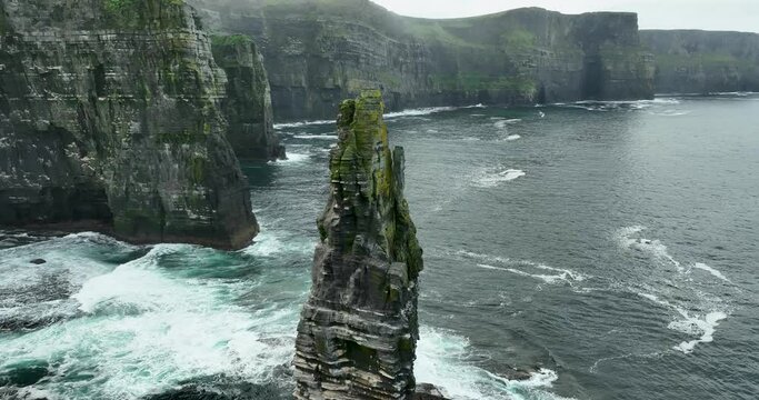 Branaunmore sea stack of the Cliffs of Moher 4k