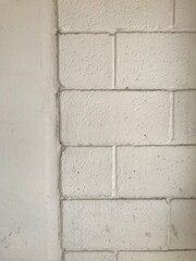 muro blanco de ladrillo a la vista