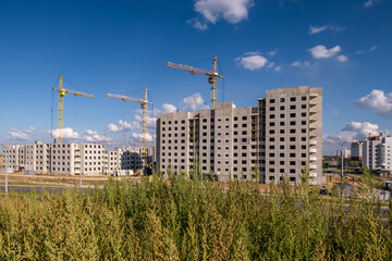 Fototapeta na wymiar tower cranes working on construction