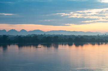 Obraz na płótnie Canvas beautiful scenery The sun rises over the mountains in the early morning. In the foreground is the Mekong River, the border point for Thailand and Laos.
