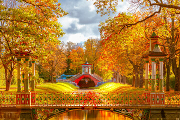 Cross Bridge in Alexander Park in golden autumn. Pushkin (Tsarskoe Selo) - obrazy, fototapety, plakaty