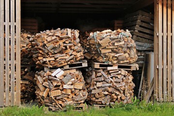 Kaminholz lagert in einem Holzschuppen