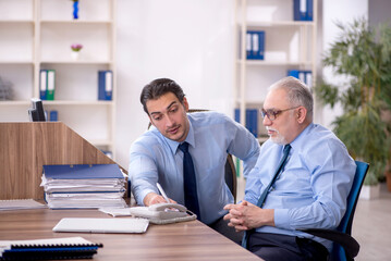 Obraz premium Two male colleagues working in the office