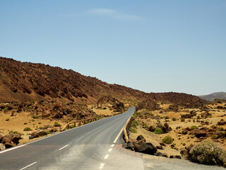 Carretera vacía en el Parque Nacional del Teide un día soleado de verano