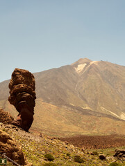 Roque cinchado con el Teide de fondo en Canarias