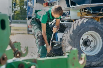 Cercles muraux Tracteur Young mechanic repair tractor outdoor