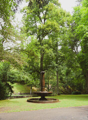 Bad Wildbad. Kurpark Rundgang  im Tal der Enz. Der Römische Brunnen hinter dem Musikpavillon 