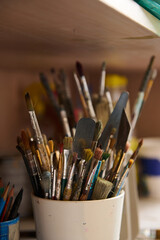 Obraz premium Still life with oil paintbrushes near canvas in workshop. Fine art. Visual art. Creative hobby and occupation. Painting