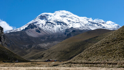 Volcán Chimborazo representa una belleza admirada por los turistas nacionales y extranjeros, también es un lugar para escalar todo el año.     - obrazy, fototapety, plakaty