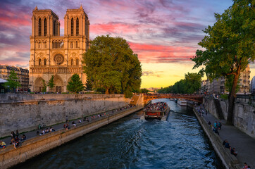 Sunset view of Cathedral Notre Dame de Paris, island Cite and river Seine in Paris, France. Cityscape of Paris. Architecture and landmarks of Paris - obrazy, fototapety, plakaty
