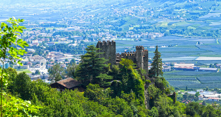 Die Brunnenburg (Castel Fontana), Hangburg in Dorf Tirol bei Meran in Südtirol