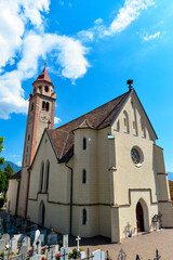 Fototapeta na wymiar Pfarrkirche Hl. Johannes der Taufer in Dorf Tirol bei Meran, Italien