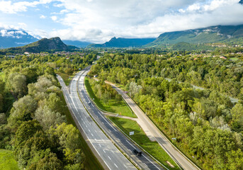 Fototapeta na wymiar Vue aérienne d'une autoroute entourée de verdure