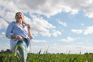 Mujer rubia riendo al aire libre