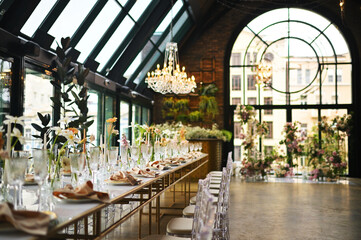 beautiful elegant decor of flowers and elegant serving on the wedding table. Modern wedding decoration