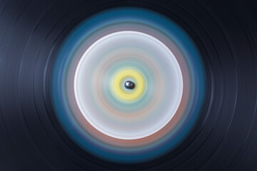 Detalle de los microsurcos de un antiguo disco de vinilo en movimiento