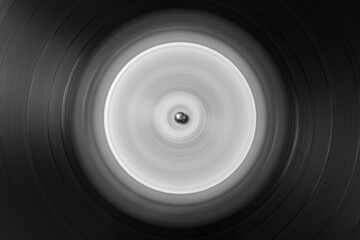 Detalle de los microsurcos de un antiguo disco de vinilo en movimiento, en  blanco y negro
