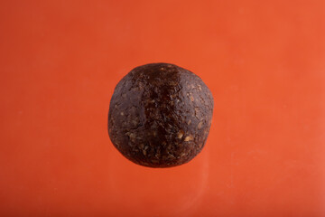 Snack protéiné  sur fond coloré vif