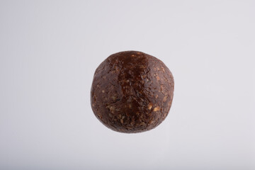 Boule proteinée énergisante sur fond coloré vif