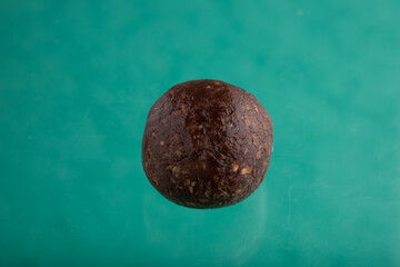 Boule proteinée énergisante sur fond coloré vif