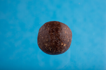 Boule proteinée énergisante sur fond coloré vif