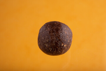 Boule proteinée énergisante sur fond coloré vif