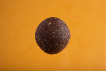 Boule proteinée énergisante sur fond coloré vif