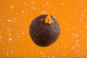 Boules proteinée énergisante sur fond coloré vif avec écorce d'orange