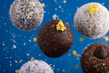 Ensemble de boules proteinées énergisante sur fond bleu