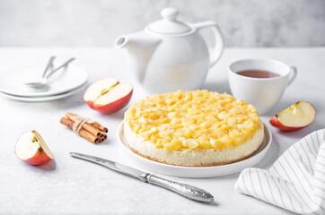Cheesecake with caramelized cinnamon apple slices in a plate