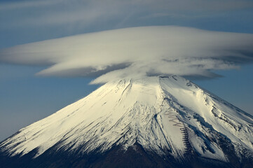 丹沢山地の菰釣山山頂より望む笠雲かぶる富士山
