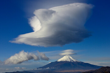 丹沢山地の菰釣山山頂より吊るし雲と笠雲が浮かぶ富士山
