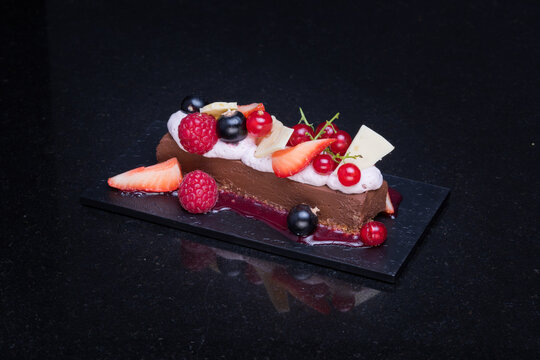 D&eacute;sert gourmand feuillantine et fruit rouges