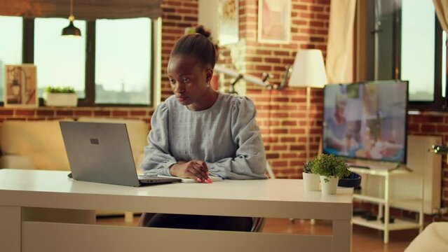 Developing objective schedule to complete job before due date, freelancer operates from home. Teleworker conducting list of ideas and remarks for independent work, internet based activities.