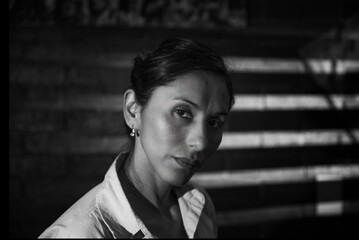 retrato de mujer latina en blanco y negro