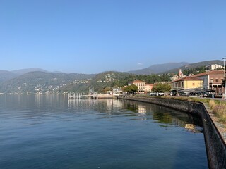 Seepromenade in Der Stadt Luino / Italien am Lago Maggiore / Ufer am See zwischen der Schweiz und...